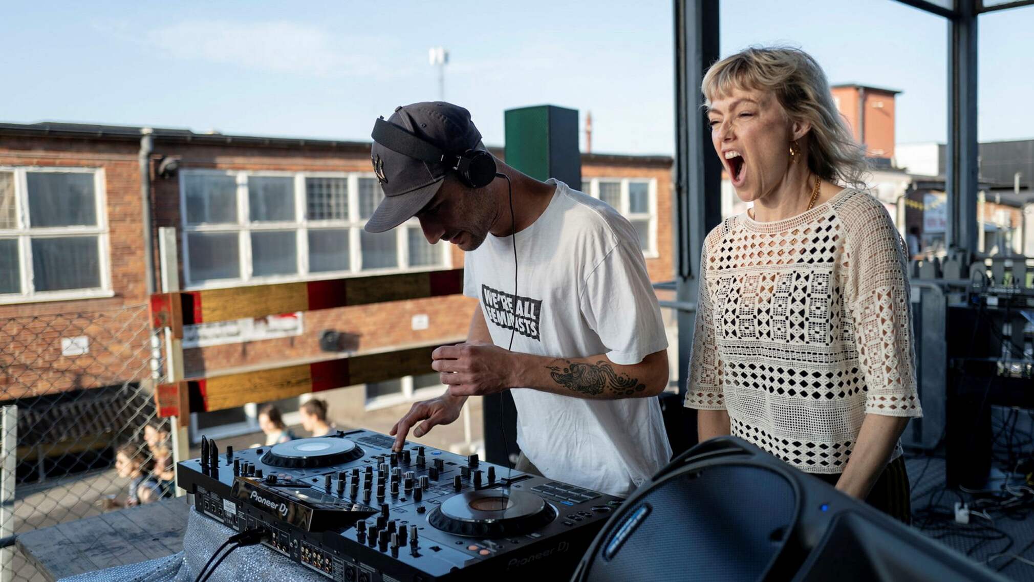 På lastkajen till ett kombuchabryggeri spelade en rutinerad Malmö-dj, Johanna Olofsson, tillsammans med Sebastian Chirco under namnet Blannedans