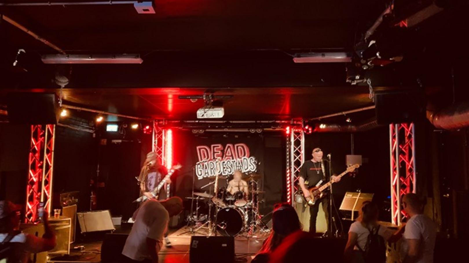 Punkbandet Dead Gärdestad punkade loss på Plan B:s minsta scen Underground Explosion.