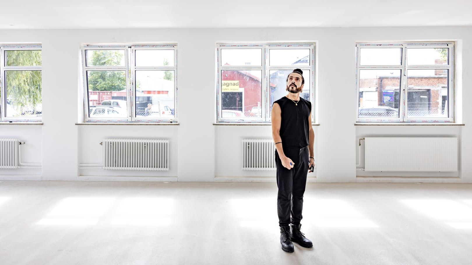 Pierre Alatbeh i sina drömmars hus. Här på Kopparbergsgatan 29 hoppas han kunna öppna kulturhuset The Ailé House
